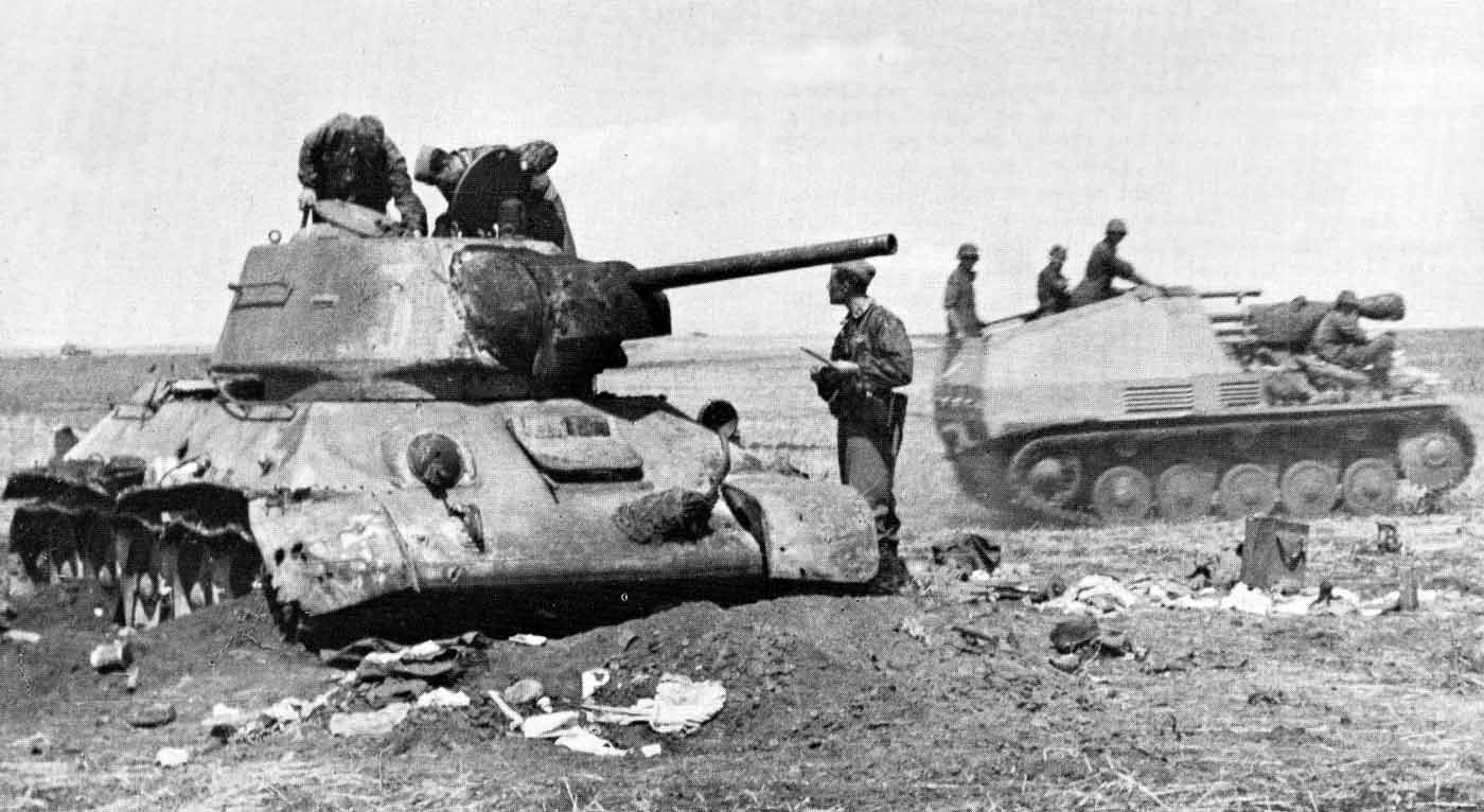 Немецкие солдаты осматривают подбитый советский танк Т-34 в 1942 году Немецкие солдаты осматривают подбитый советский танк Т-34 в 1942 году