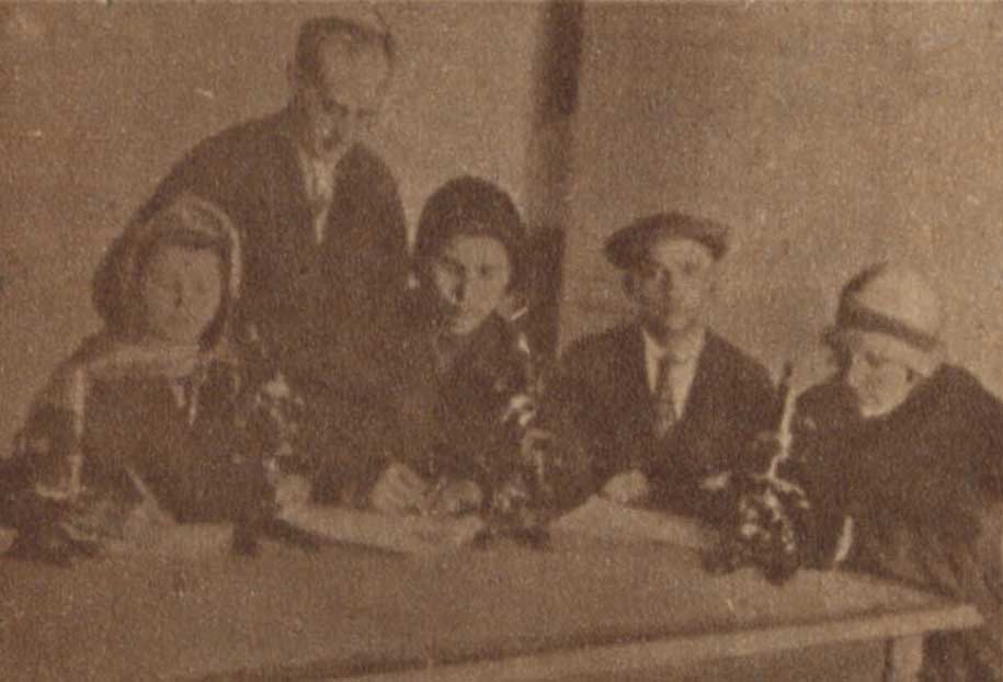 Бухара Профессор Каменко руководит группой студентов, фото 1931 года Бухара Профессор Каменко руководит группой студентов, фото 1931 года