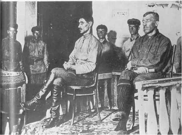В. В. Анненков слева и Н. А. Денисов перед судоь В. В. Анненков слева и Н. А. Денисов перед судоь