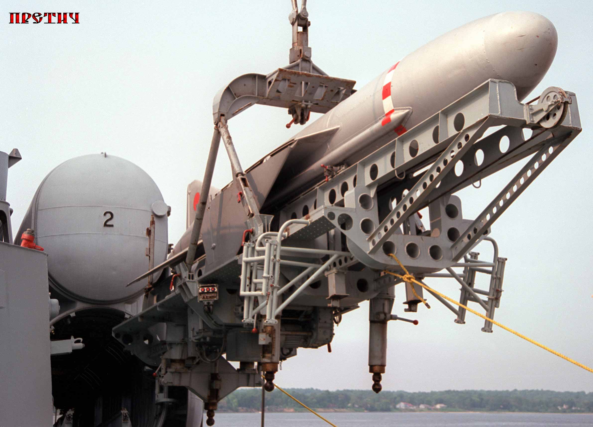 загрузка ракеты П-15 Термит, по НАТО SS-N-2 Styx загрузка ракеты П-15 Термит, по НАТО SS-N-2 Styx