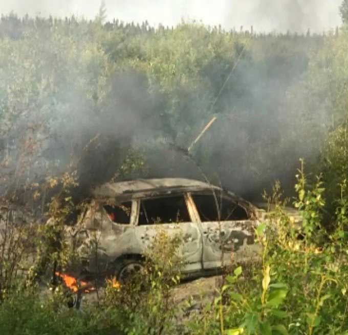 Горящая машина Toyota RAV4 подозреваемых Горящая машина Toyota RAV4 подозреваемых