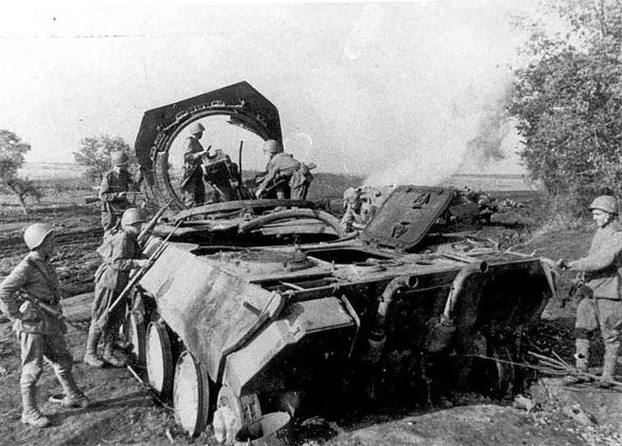 Подбитый немецкий танк Пантера, Белгород. 1943 Подбитый немецкий танк «Пантера», Белгородская обл. 1943 год