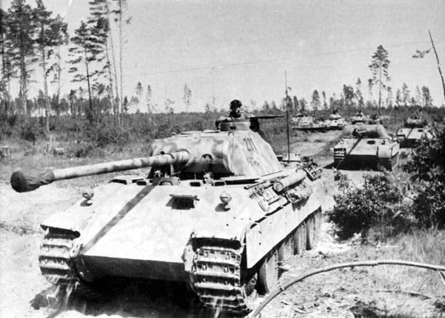Немецкие танки Пантера в районе Орла, 1943 г Немецкие танки «Пантера» в районе Орла, 1943 год