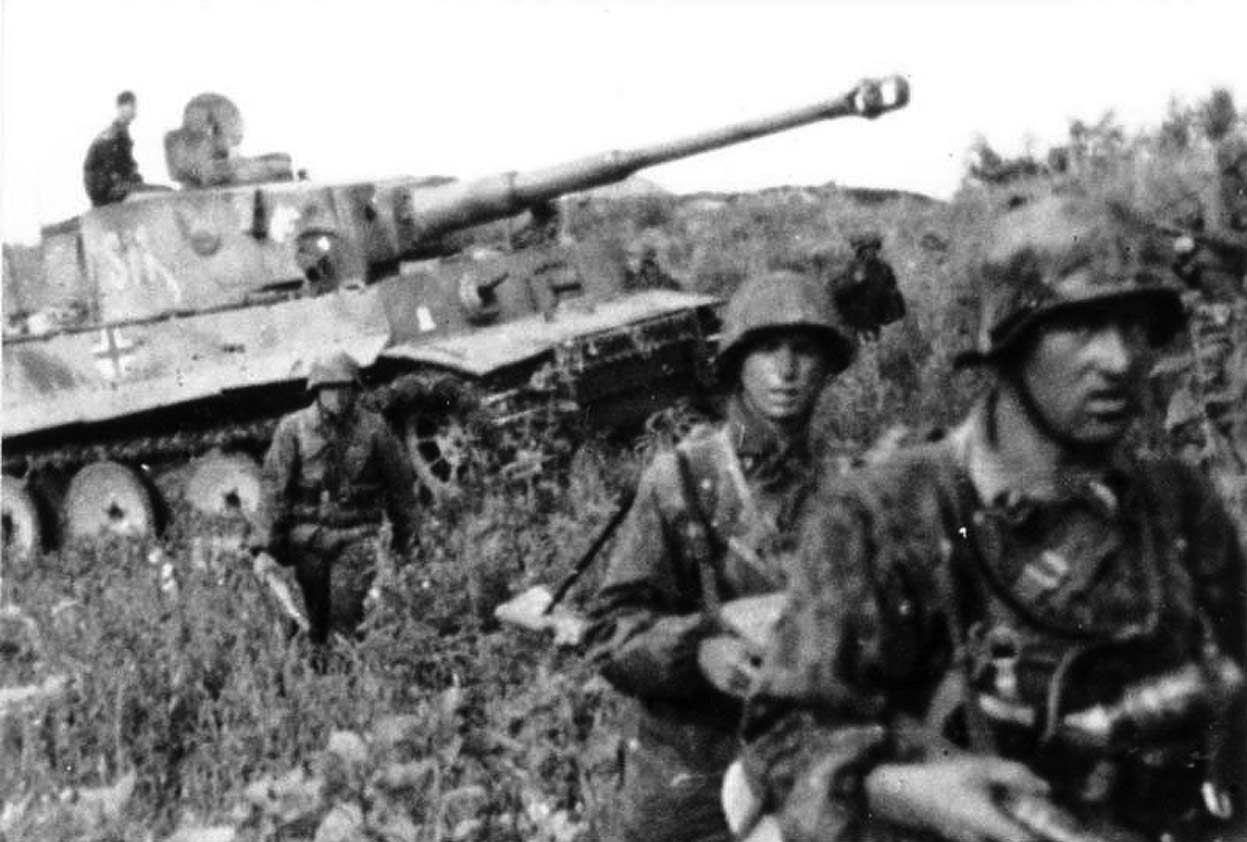 Немецкие солдаты перед танком Тигр, во время Курской битвы 1943 г Немецкие солдаты перед танком Тигр, во время Курской битвы в июнь-июль 1943 года